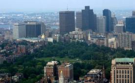 El centro de la ciudad Boston se destaca por sus altos edificios y parques.
