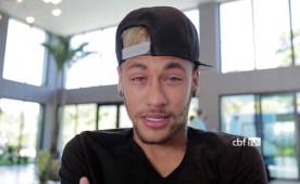 Neymar, con sus ojos hinchados y rojos, denota las difíciles horas que ha pasado. (AFP)