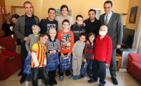 Los jugadores del Barcelona en la obra social de este lunes.