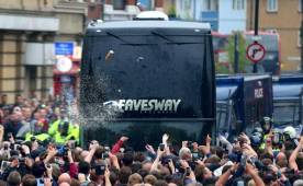 El vehículo fue rodeado por una multitud de aficionados del conjunto del este de Londres. Fotos AFP.