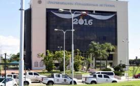 Según testigos, el presidente interino de la Conmebol, el uruguayo Wilmar Valdez, y el presidente de la Asociación Paraguaya de Fútbol (APF), Alejandro Domínguez, se encontraban en el edificio durante la diligencia judicial. Foto AFP