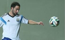 Gonzalo 'Pipita' Higuaín podría arreglar su llegada al Barcelona, archirival de su ex equipo Real Madrid.