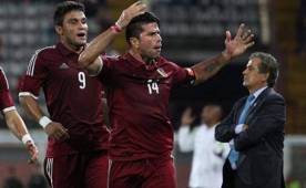 Lucenas hizo el primer gol para Venezuela, los hondureños reclamaron que la pelota no entró totalmente. Foto GradaDigital