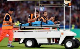 Rafinha salió con las manos en la cara tras lesionarse ante la Roma.