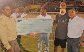 El momento en el que se entregaba el cheque a Enrique Reneau.