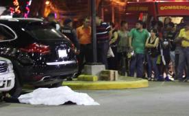 Cuerpo sin vida de Arnold Peralta quedó a un lado de su automóvil.