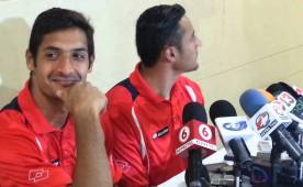 Celso Borges en un encuentro con Keylor Navas vistiendo los colores de su selección.