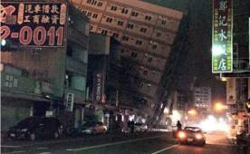 Edificios se han derrumbado en pleno centro de Yujing producto del temblor.