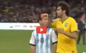 Momento en que Kaka le pedía la camisa a Lio Messi.