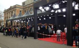 La afición espera en las afueras la llegada de las estrellas del fútbol mundial.