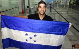 Jona Mejía al momento que posaba con la bandera de Honduras en el aeropuerto Ramón Villeda Morales. Foto José Valle