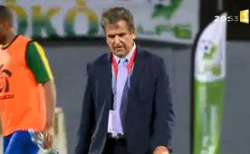 Jorge Luis Pinto caminó decepcionado por el centro del campo luego de perder frente a Guayana Francesa por 3-1.