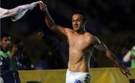 José Contreras fue autor del primer gol del Comunicaciones y festeja así tras el partido ante Municipal. Foto AFP