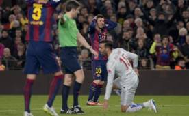 Messi se llevó las manos a la cabeza al ver que el árbitro pitó la falta penal contra Jesús Gámez. Foto AFP