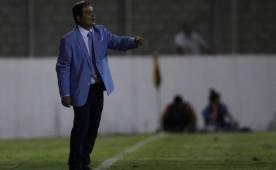 Jorge Luis Pinto dirigiendo en el estadio Carlos Miranda de Comayagua. (Foto: JUAN SALGADO)