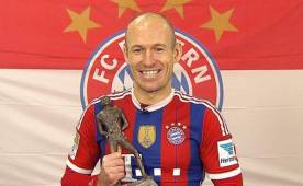 Robben luce con mucho orgullo el trofeo que lo acredita como Mejor Deportista del año en Holanda. Foto Twitter
