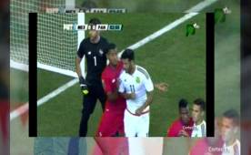 Carlos Vela pudo ser expulsado, pero el árbitro lo perdonó.