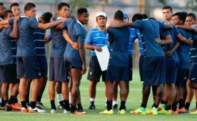 Tras la aplastante derrota 6-0 ante Brasil, el técnico de Honduras Jorge Luis Pinto sostuvo una charla de más de una hora con sus jugadores previo al entreno de este jueves. Foto Juan Salgado