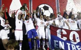 Los jugadores del Nacional festejaron el título, pero la Asociación Uruguaya de Fútbol ha dejado claro que faltan siete minutos por jugarse. Foto EFE