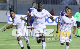 El delantero Javier Estupiñán (Centro) celebra el doblete que le marcó al Motagua este jueves en el clásico capitalino. Foto Ronald Aceituno
