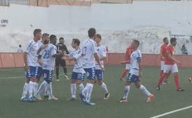 El hondureño Darixon Vuelto celebra con sus compañeros la primera anotación con la camisa del Tenerife de España. Foto cortesía