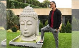 Cristiano posó con esta estatua de Buda y desató la ira de los fanáticos religiosos.