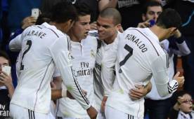 James Rodríguez festeja con Pepe y Cristiano Ronaldo su golazo ante Almería. Foto AF