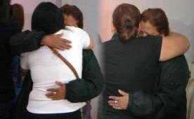 Doña Mirian Sosa es la más afectada por el cruel asesinato de su hijo. Familiares y amistades tratan de reanimarla con mensajes de apoyo