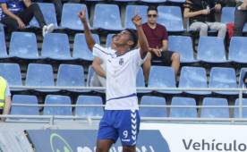 Choco Lozano seguirá rompiendo las redes con la camiseta del Tenerife.