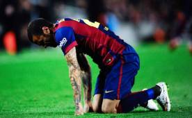 Dani Alves cometió un grave error defensivo que le costó un gol al Barcelona.
