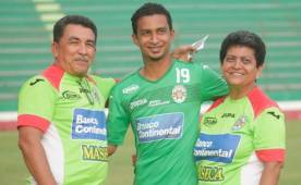 Mario Berríos junto a sus padres, el jugador cumplirá 16 años de formar parte de Marathón. Foto Neptalí Romero.