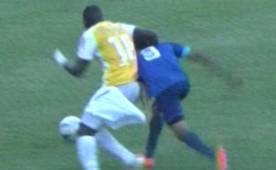 Momento en que Henry Figueroa le baja la calzoneta al delantero colombiano.