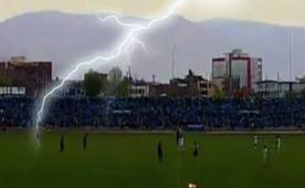 Los fenómenos naturales han afectado en muchas ocasiones los juegos de fútbol.