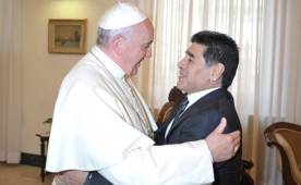 El Papa Francisco durante el encuentro que tuvo con Maradona.