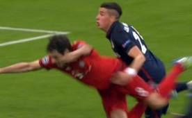 Momento en que Giménez sujeta a Javi Martínez dentro del área.