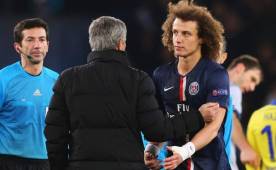 David Luiz y Mourinho se saludaron en el juego de ida de la Champions.