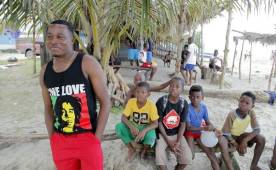 Marvin Chávez no olvida sus raíces y se fue a compartir con niños de su comunidad.