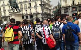 Aficionados italianos han inundado las calles de esta ciudad.