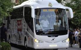 The damaged bus of Borussia Dortmund is pictured after an explosion some 10km away from the stadium prior to the UEFA Champions League 1st leg quarter-final football match BVB Borussia Dortmund v Monaco in Dortmund, western Germany on April 11, 2017. / AFP PHOTO / dpa / Carsten LINHOFF / Germany OUT