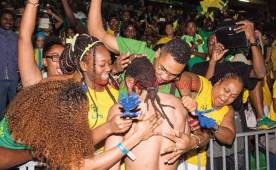 Los jugadores de Guayana celebraron con su gente un triunfo histórico para el fútbol de su país.