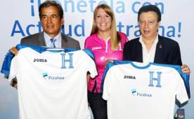 Jorge Luis Pinto presenta la réplica de la camisa de la Selección de Honduras. Foto Ronal Aceituno