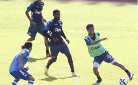 El defensor hondureño Johnny Palacios marca a Diego Reyes.