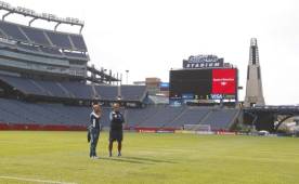 Jorge Luis Pinto y Edwin Banegas en la esponjosa grama del Gillete Stadium. (Foto: Juan Salgado/Enviado especial)