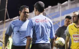 Momento que Mendoza fue donde el línea 1 a decirle que era penal de Pablo Arzú sobre Edder Delgado. Foto Delmer Martínez.