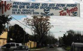 Los medios de Argentina resaltan esta pancarta en el barrio donde vive Alejandro Sabella. (Foto: Twitter)