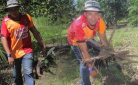 Sembrando yucas y naranjas, el exmundialista Sub-20 con Honduras en Holanda 2005 se gana la vida en su pueblo natal.
