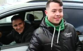 Keylor Navas se paró para tomarse una fotografía con este adolescente.