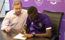 Momento en que Bryan Róchez firmaba su contrato como jugador del Orlando City. Foto Orlando City