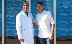 Javier 'Chicharito' Hernández posando afuera de Sanitas en La Moraleja, Madrid.