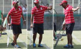 El técnico del Marathón, Carlos Pavón se lesionó durante el entreno de este martes y dirigió el amistoso ante Atlético Choloma en muletas. Fotos Delmer Martínez